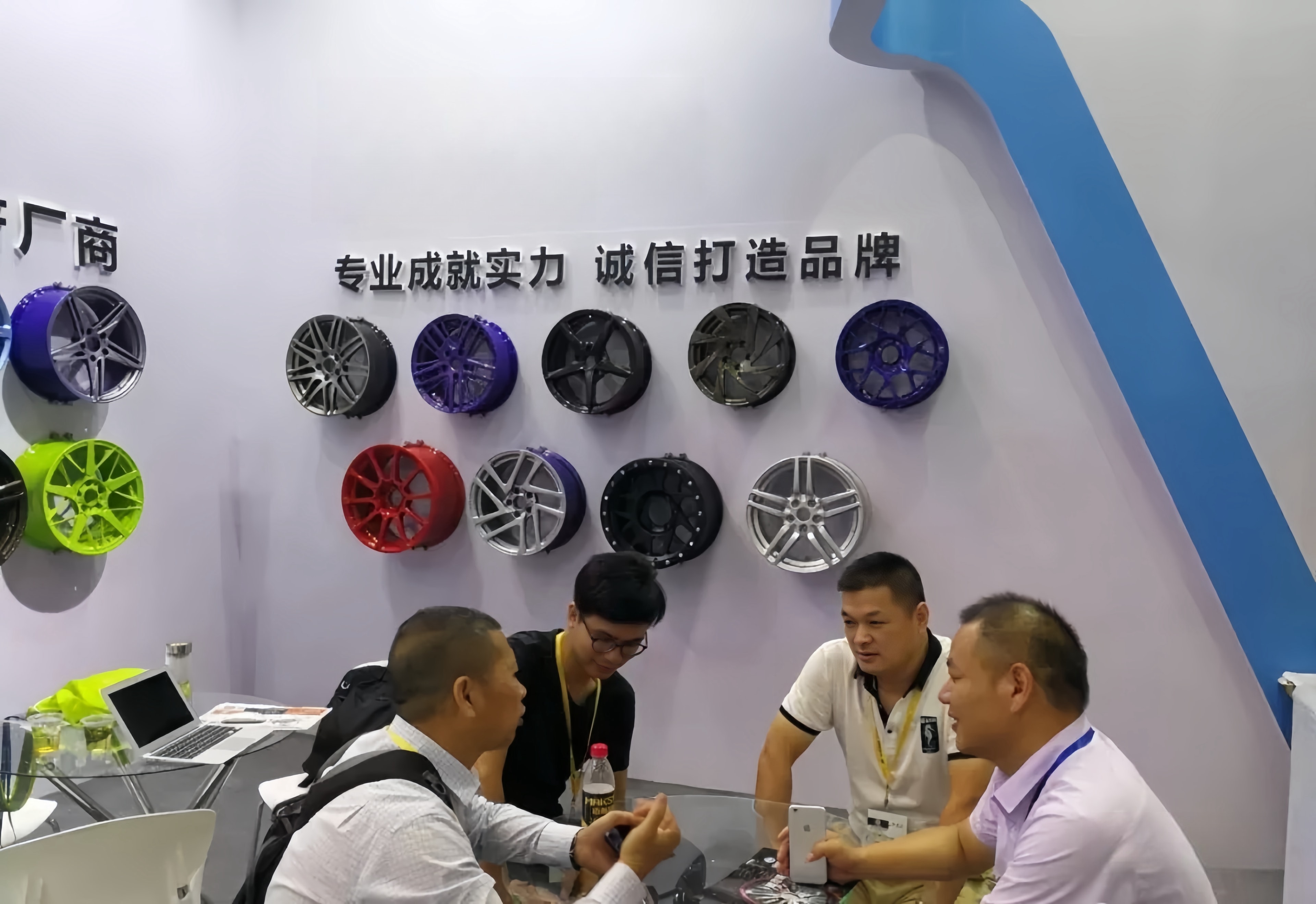 XINLAI representatives meeting a buyer at a wheel exhibition